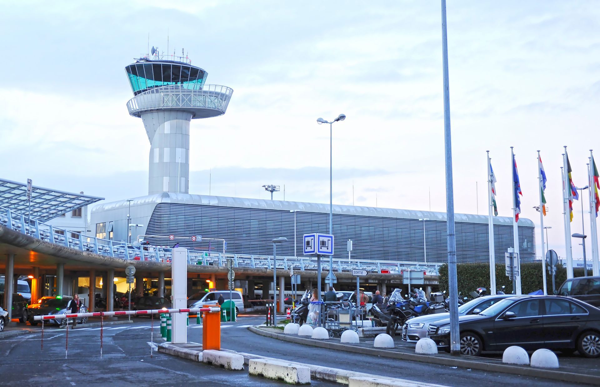 Aérogare principale de l'aéroport de Bordeaux-Mérignac.