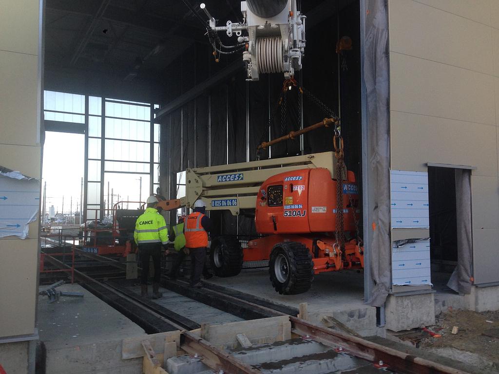 Manutention nacelle dans hangar