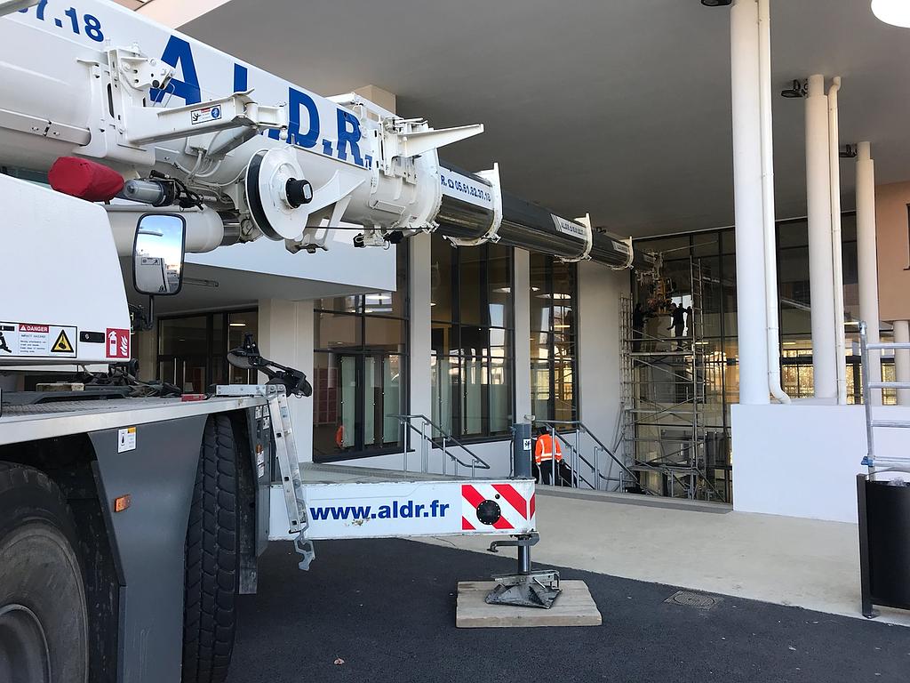 Levage de vitrage en milieu confiné