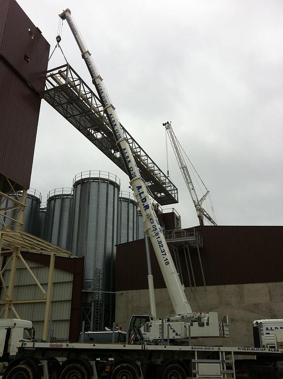 Levage d'une passerelle de 90T