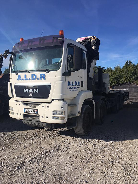 Camion plateau-grue de face
