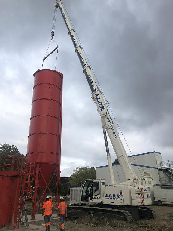 Levage d'un silo avec grue sur chenille
