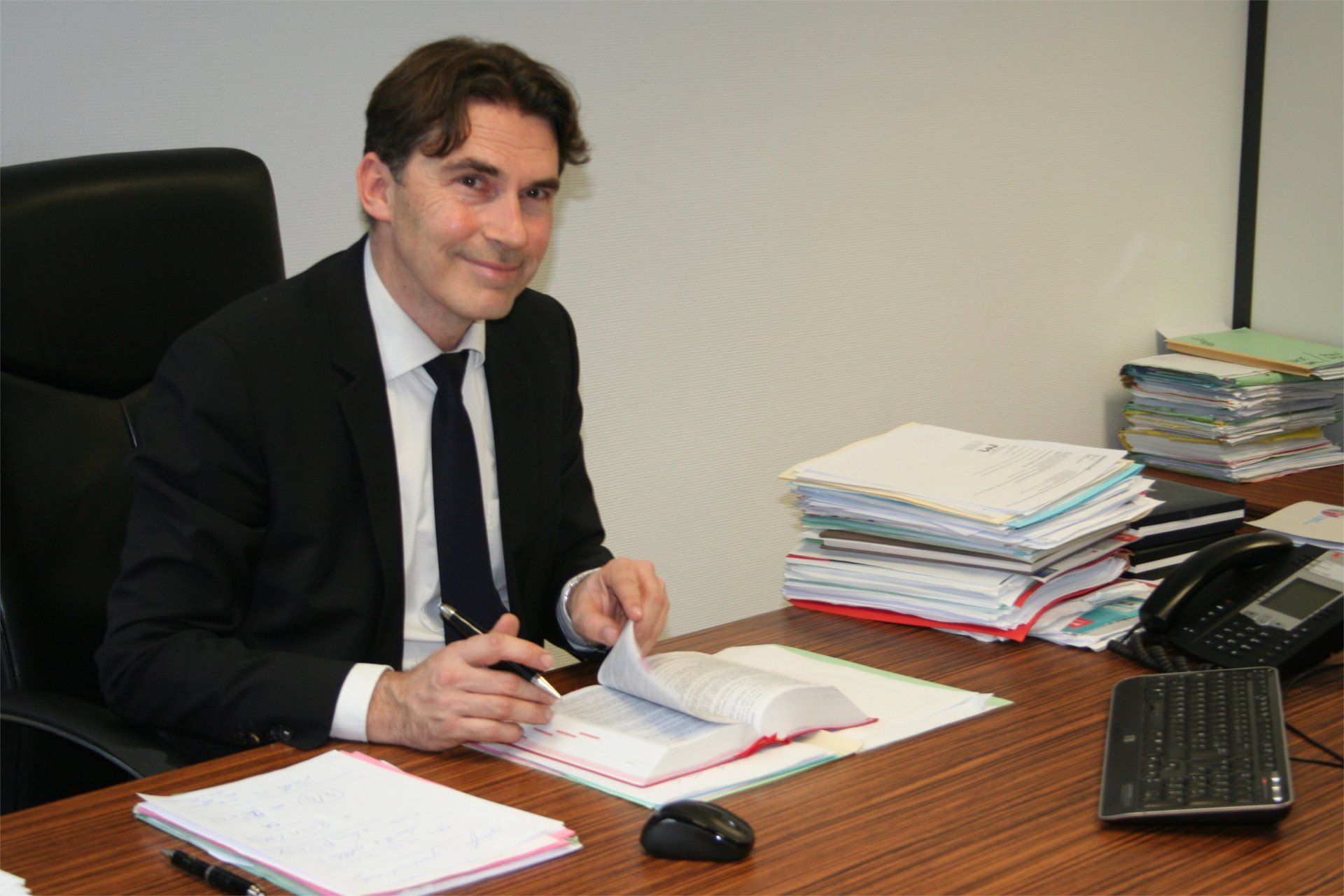 Maître COLOMB à son bureau