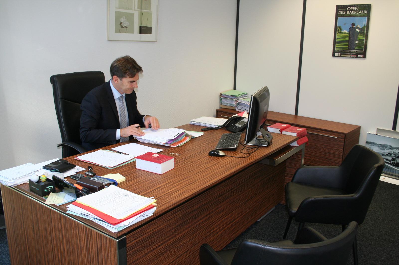 Avocat étudiant un dossier juridique