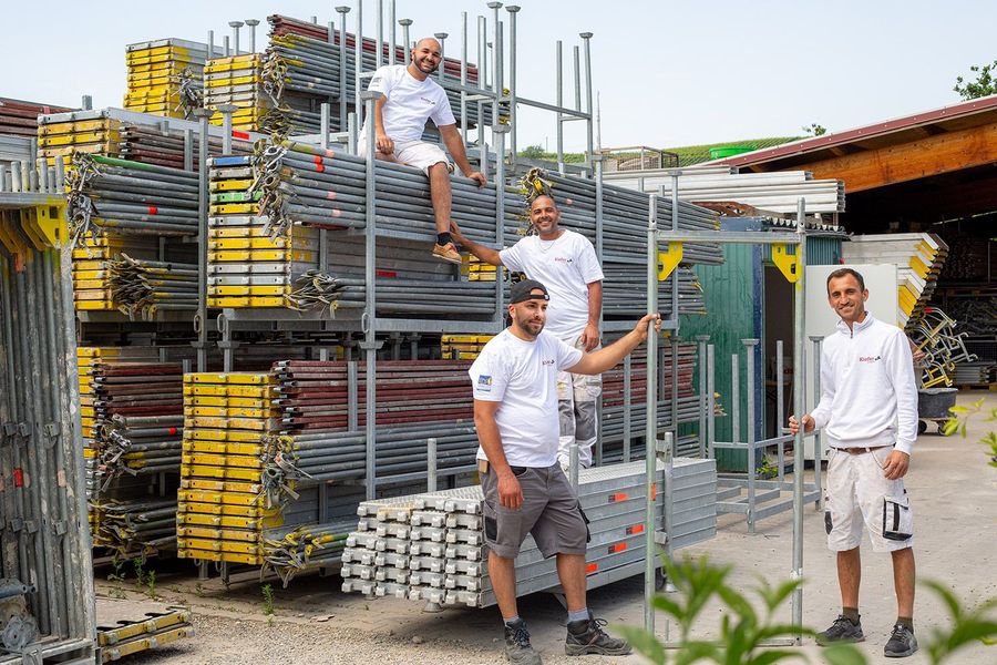 Mitarbeiter auf Gerüststapel