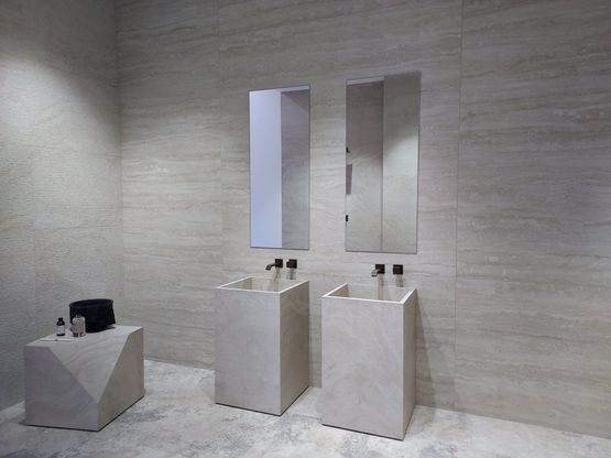 Helles Badezimmer mit edlen Bodenbelag aus Naturstein