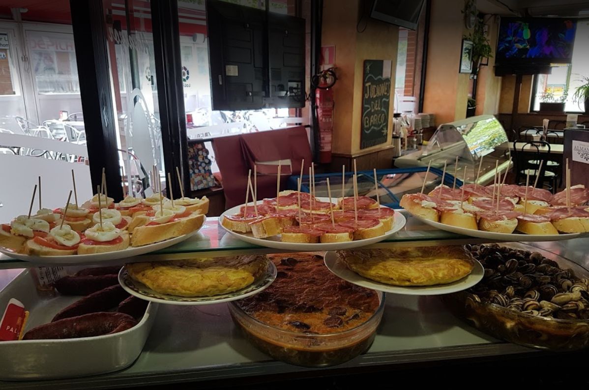 Una vitrina llena de platos de comida en un restaurante.