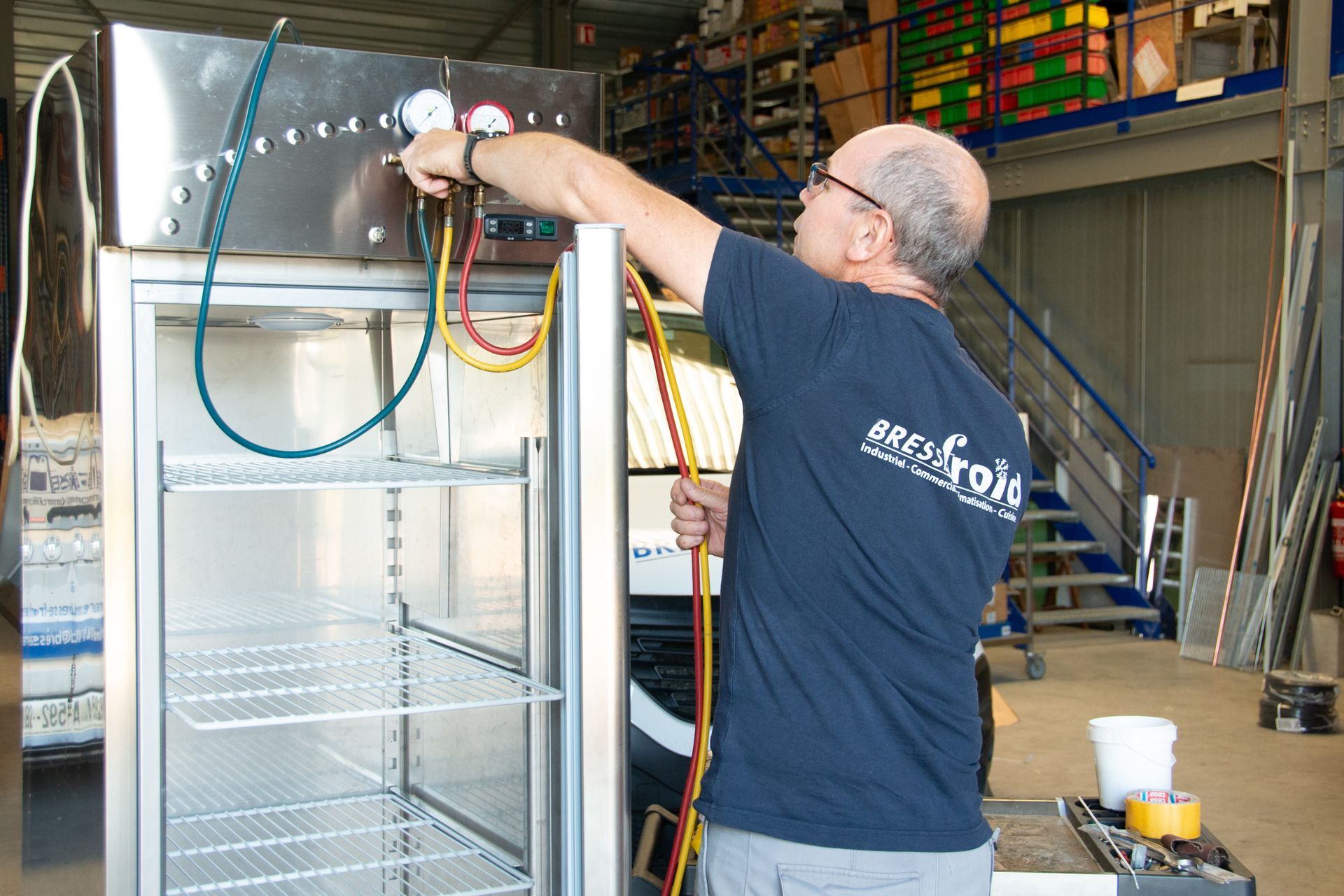 Un technicien répare une armoire réfrigérée