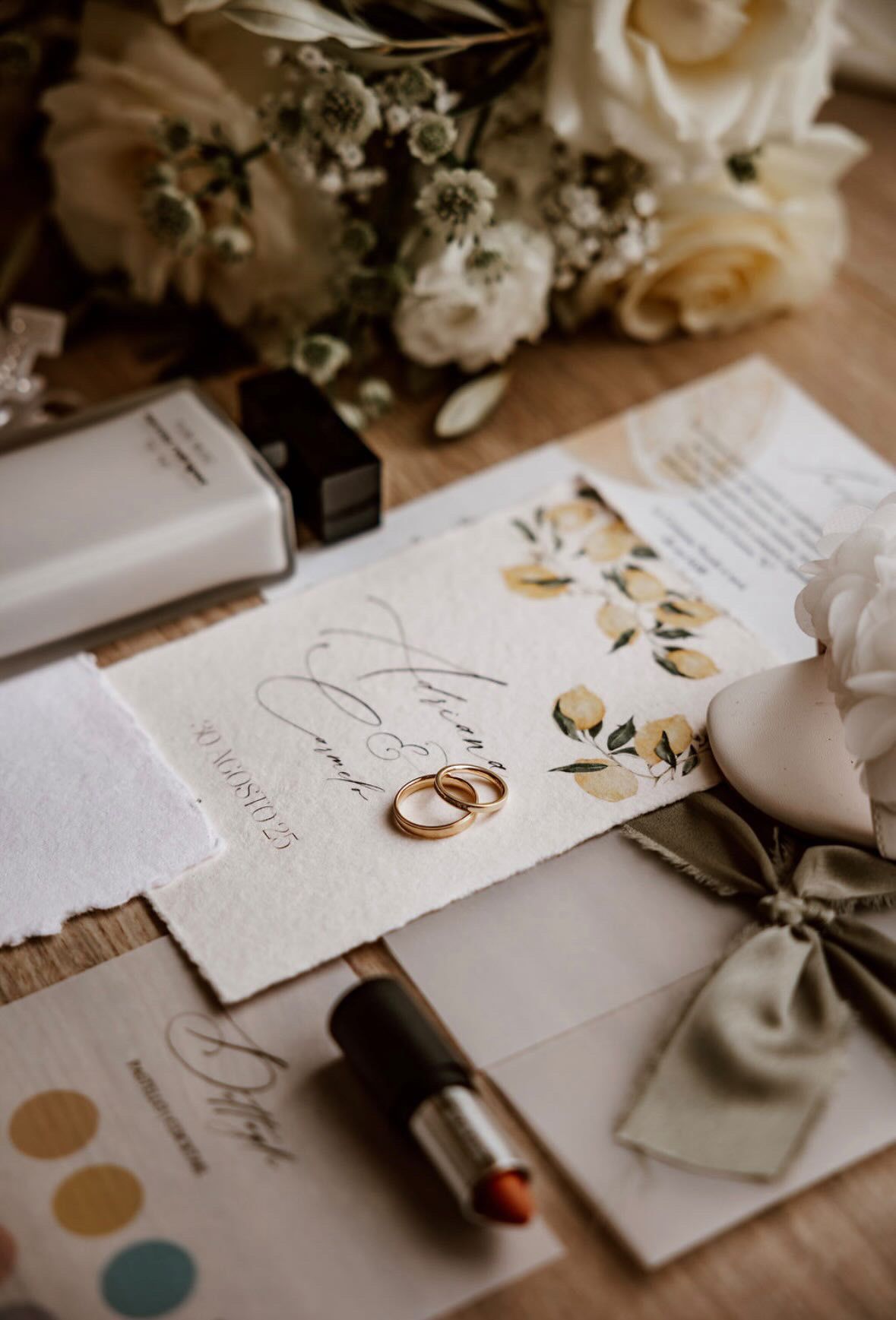 Hochzeitsstrauß mit weißen Rosen und Ringen auf Tisch als elegante Hochzeitsfloristik