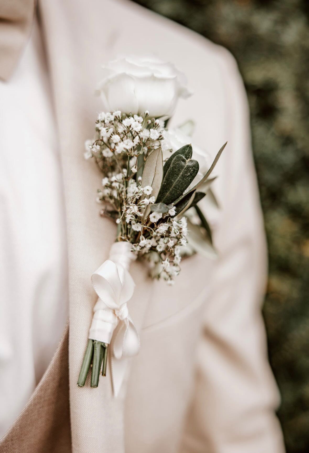 Bräutigam mit weißer Rose als Boutonniere bei Hochzeit