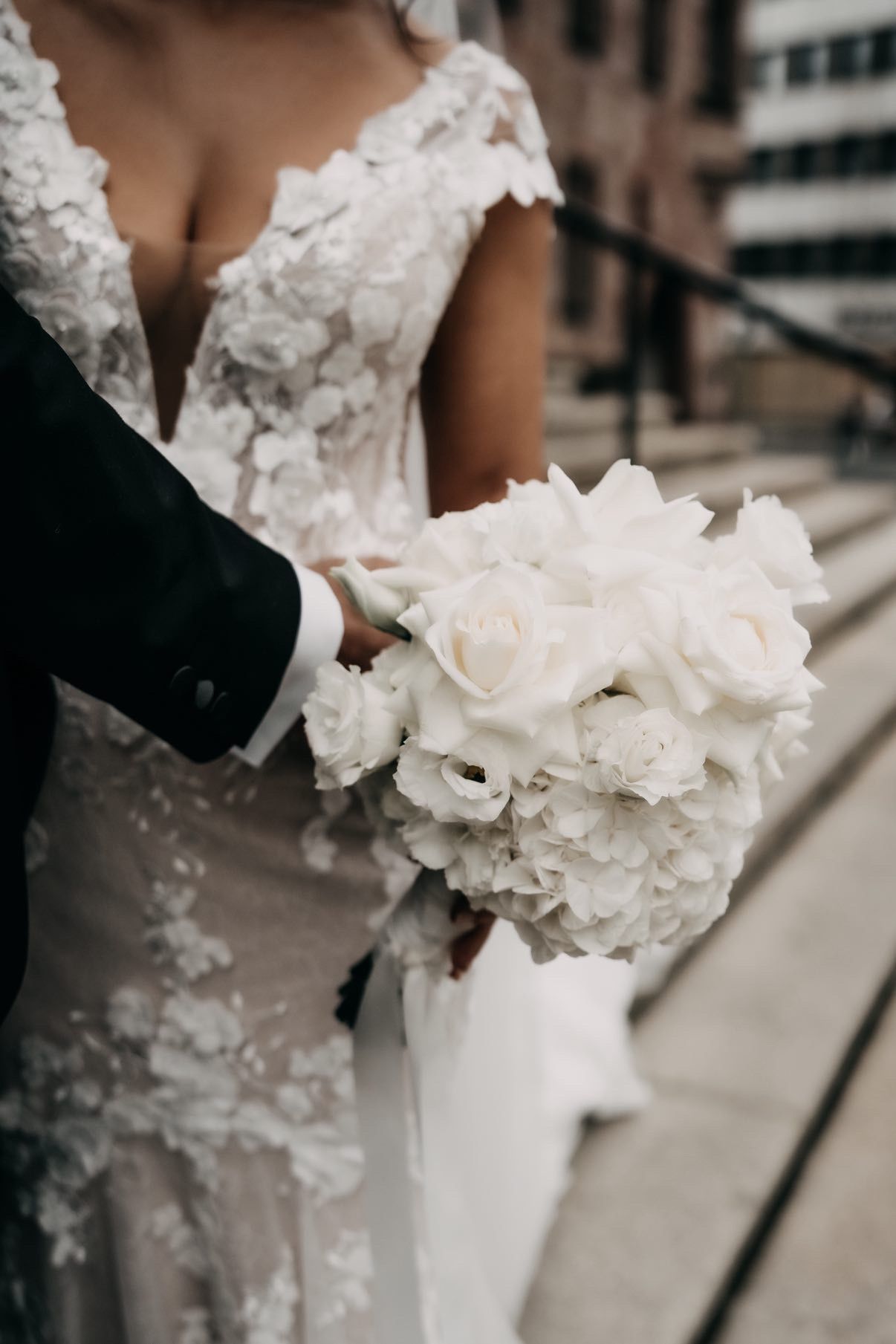 Detail eines Brautkleids mit floraler Spitze als romantisches Hochzeitsmotiv