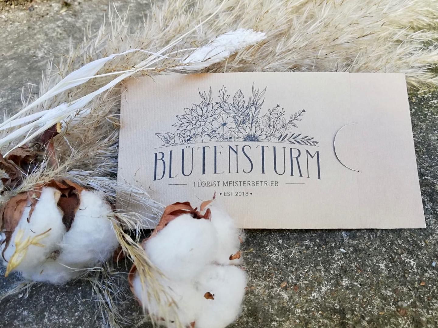 Logo von Blütensturm Floristik in Merzig auf Karte zwischen Trockenblumen und Naturmaterialien