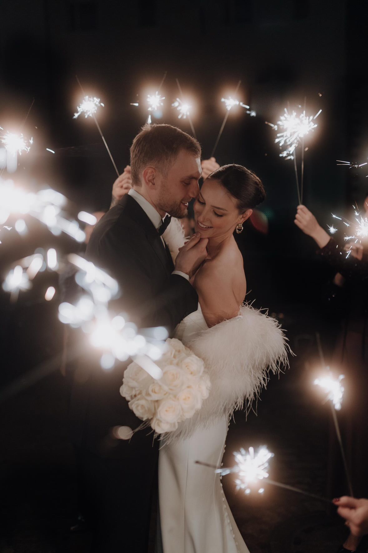 Brautpaar mit Wunderkerzen in romantischer Hochzeitsnacht