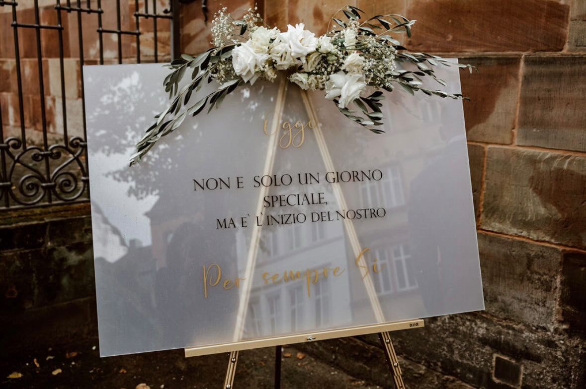 Hochzeitswillkommensschild mit Blumen und Eukalyptus als Hochzeitsdeko