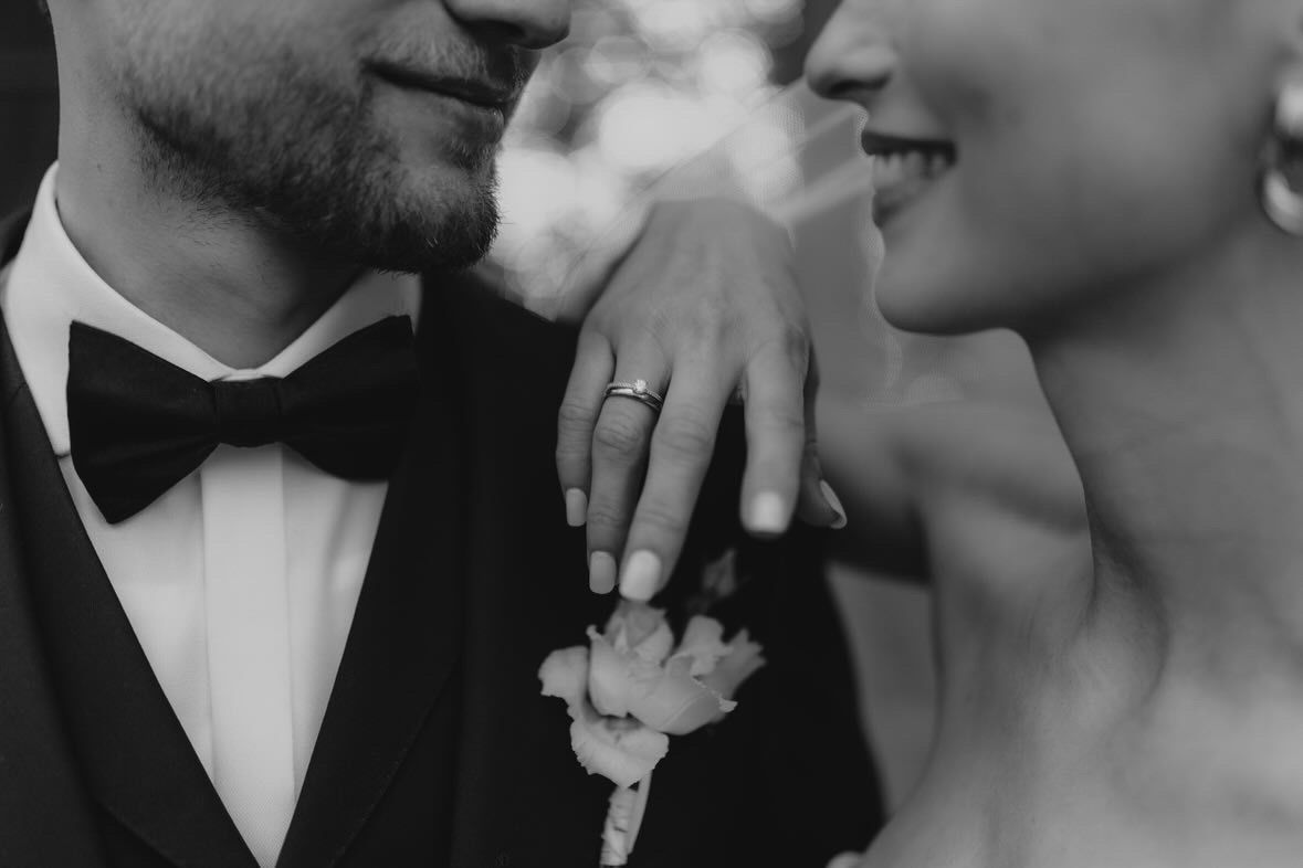 Brautpaar in Schwarzweiß mit Ring und Boutonniere als romantisches Hochzeitsfoto