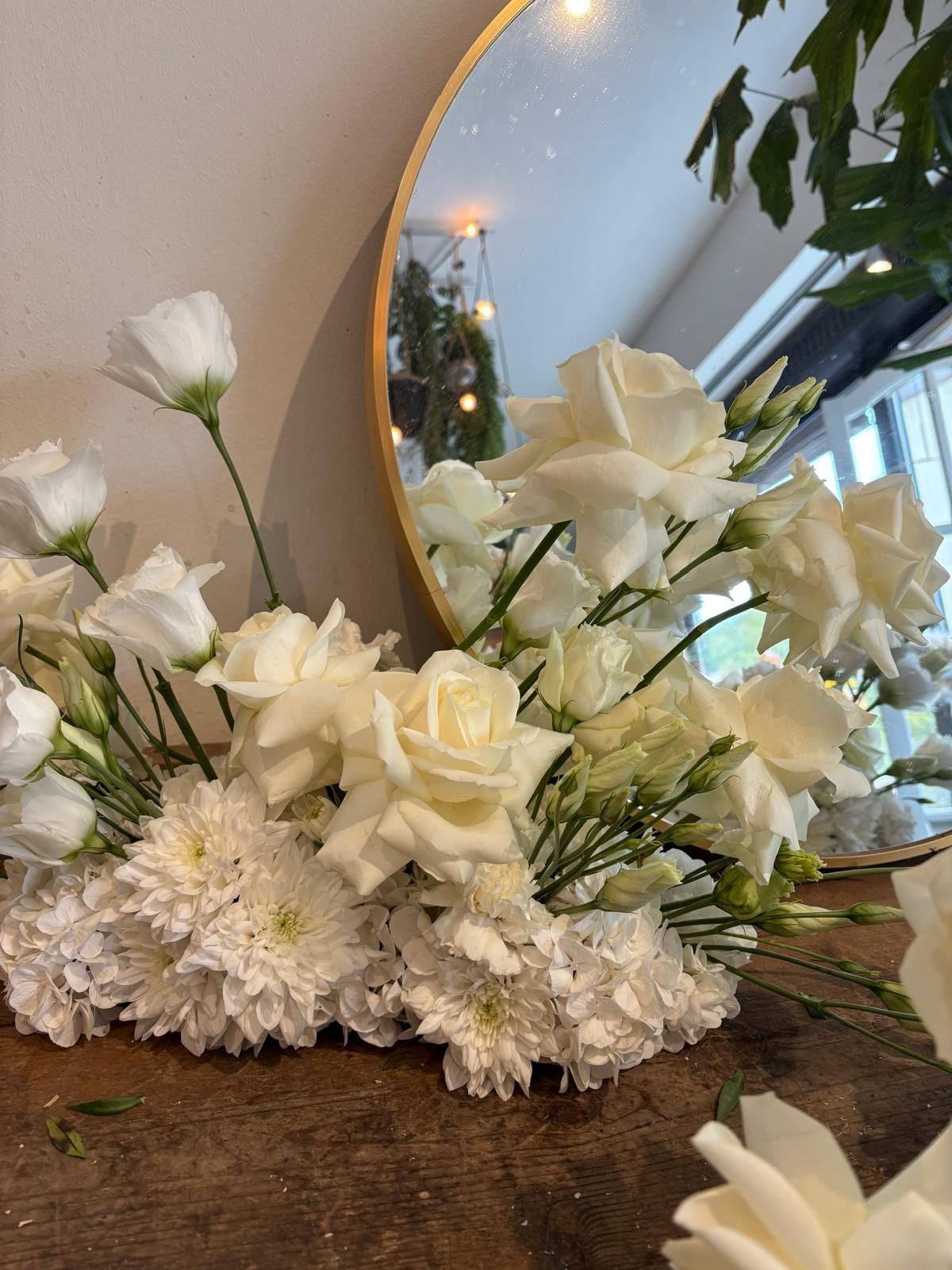 Spiegel mit weißen Blumen als florale Hochzeitsdekoration