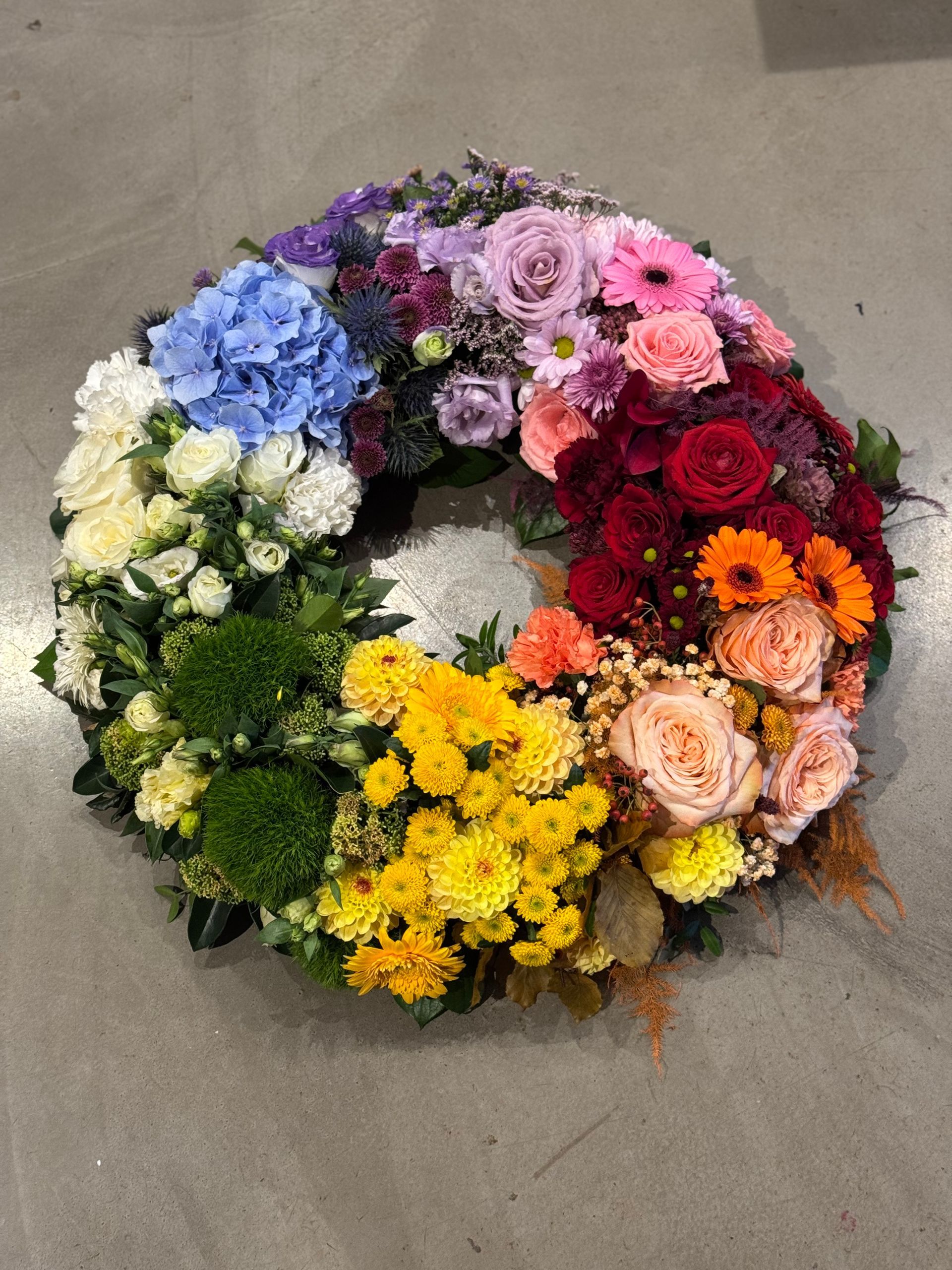Bunter Trauerkranz mit Rosen und Hortensien in sanften Farben