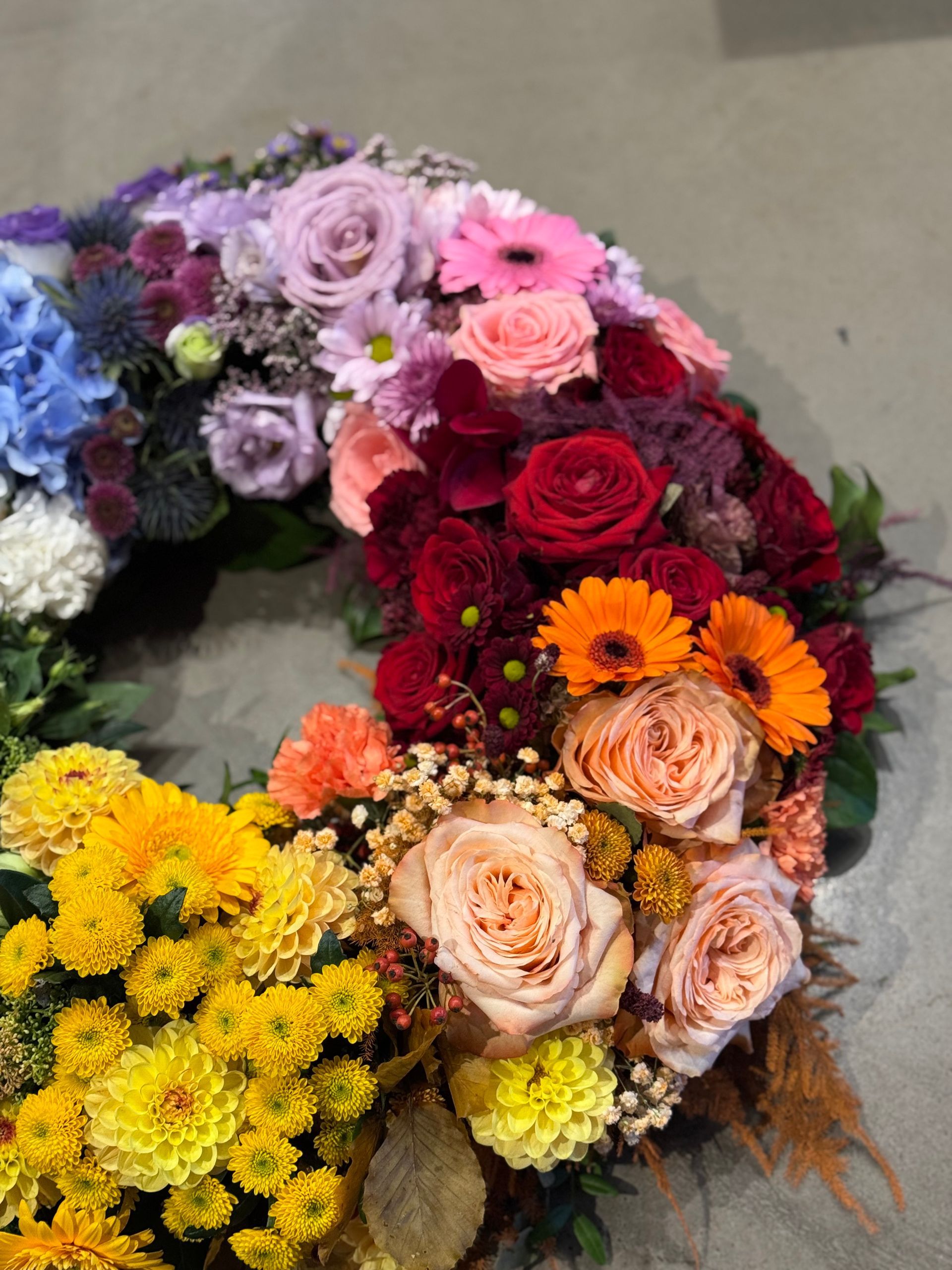 Halbkranz in Pastell mit Rosen, Hortensien und Chrysanthemen