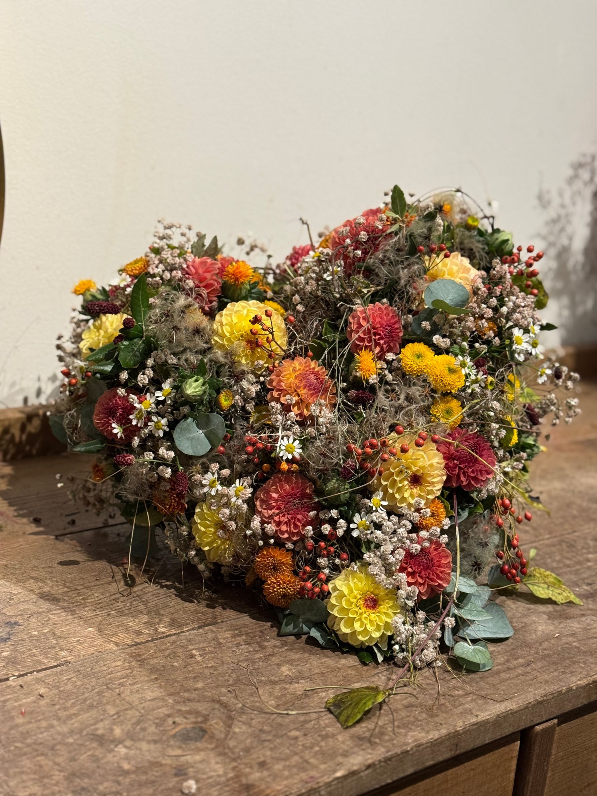 Locker gebundener Strauß mit Wildblumen, natürliche Trauerfloristik