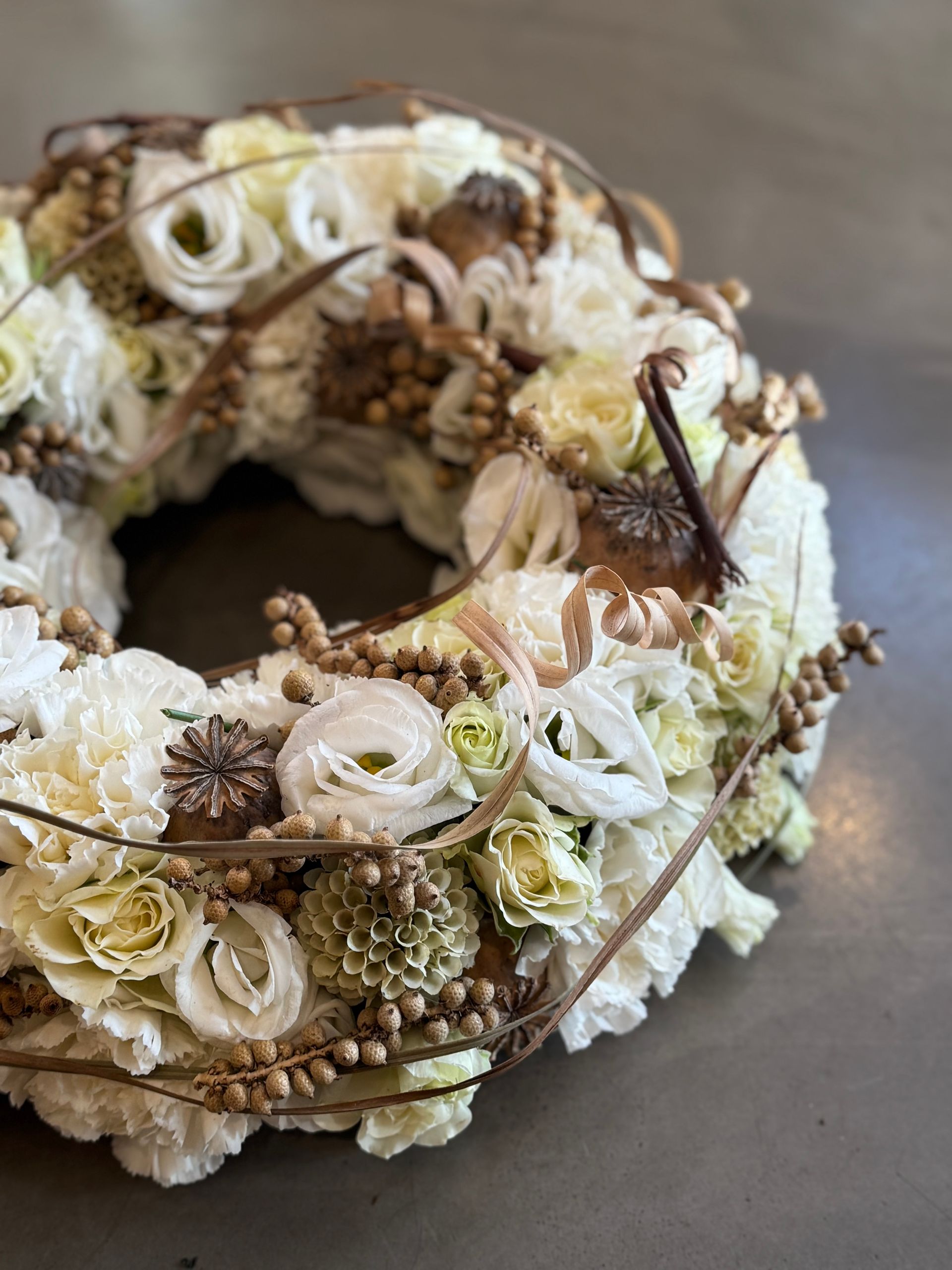Naturkranz mit Trockenblumen und weißen Rosen, rustikale Trauerfloristik