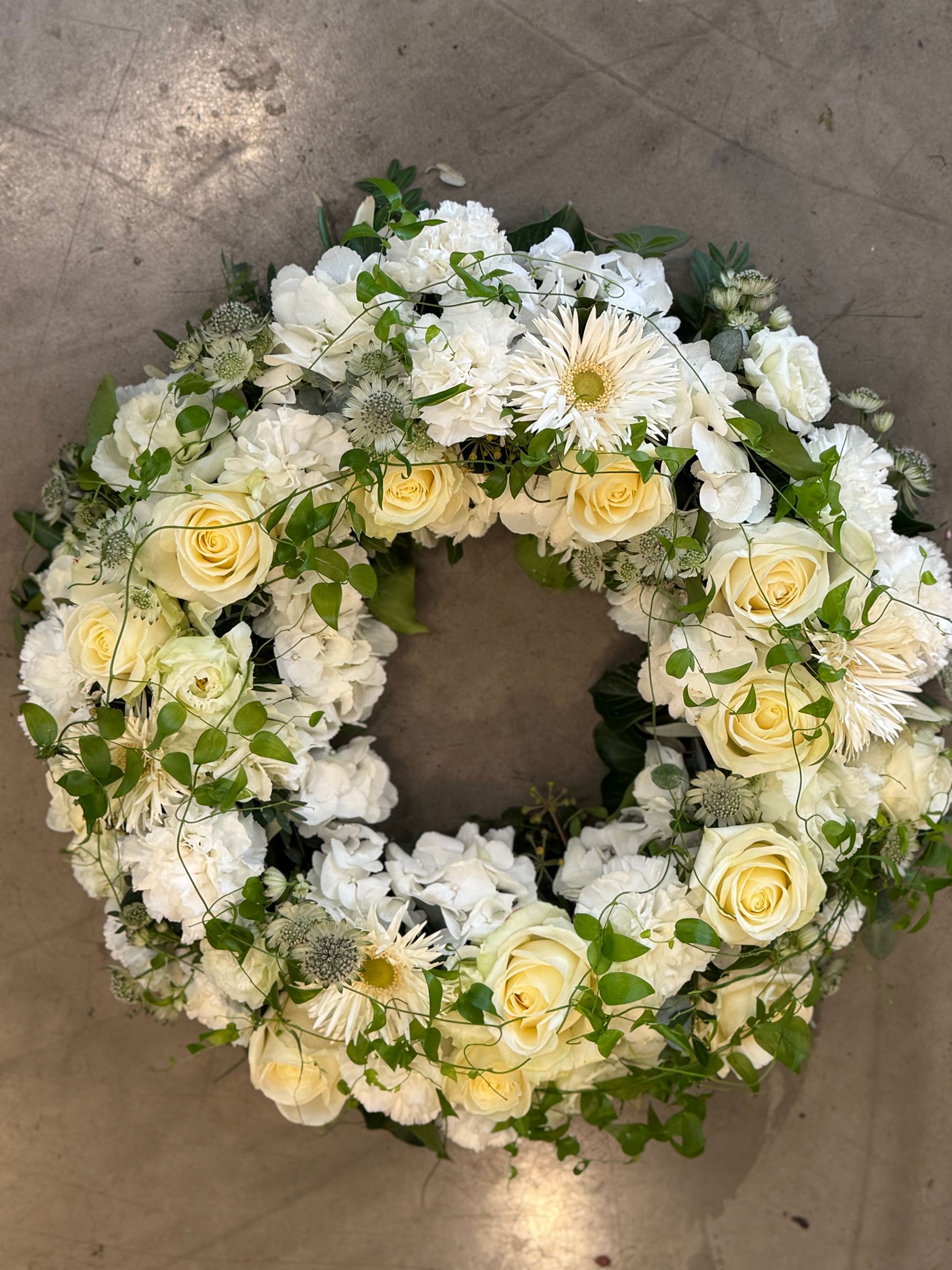 Weißer Trauerkranz mit Rosen und Chrysanthemen, klassisch elegant
