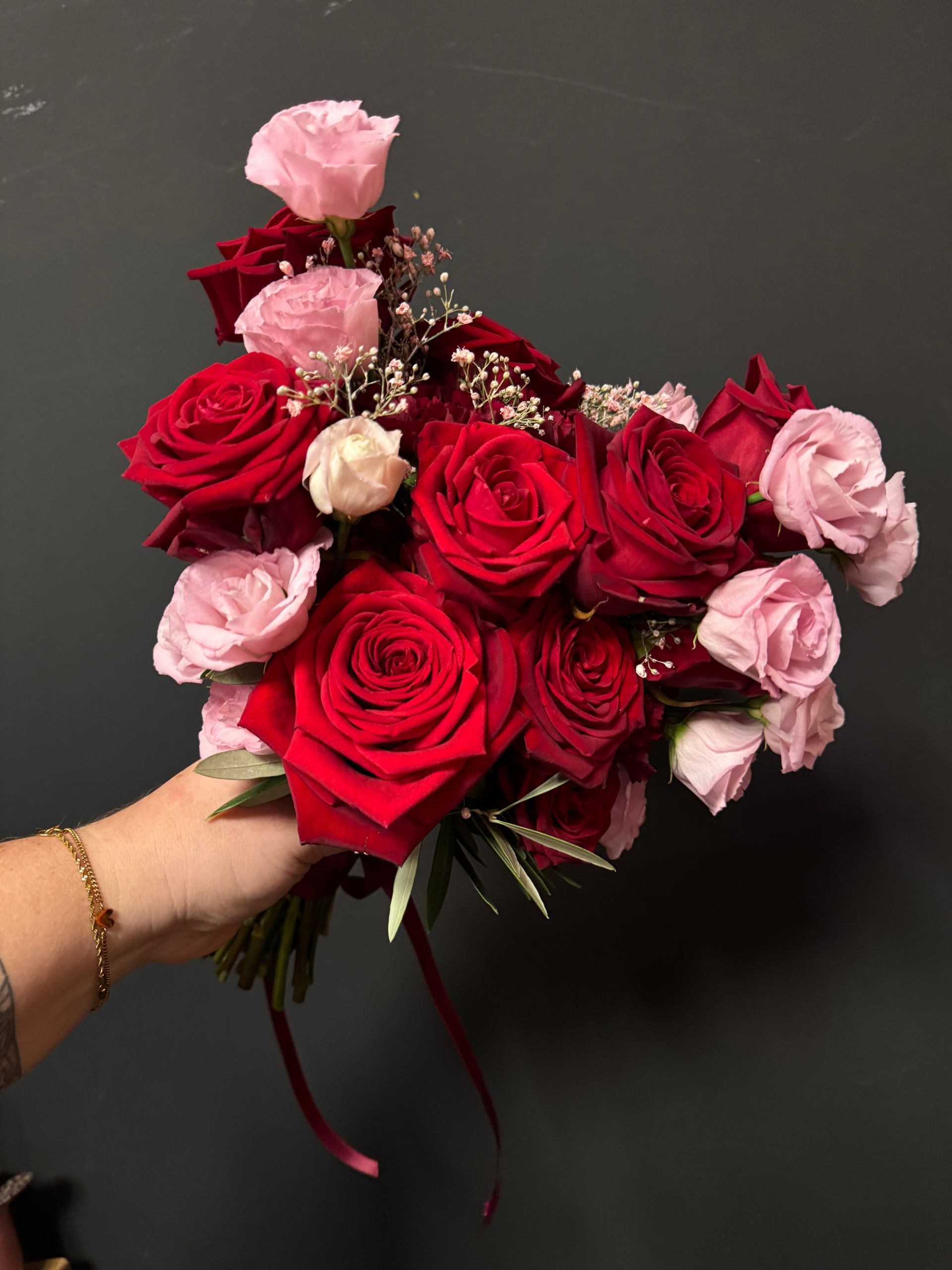 Rosenstrauß in Rot und Rosa, klassisch und romantisch gebunden