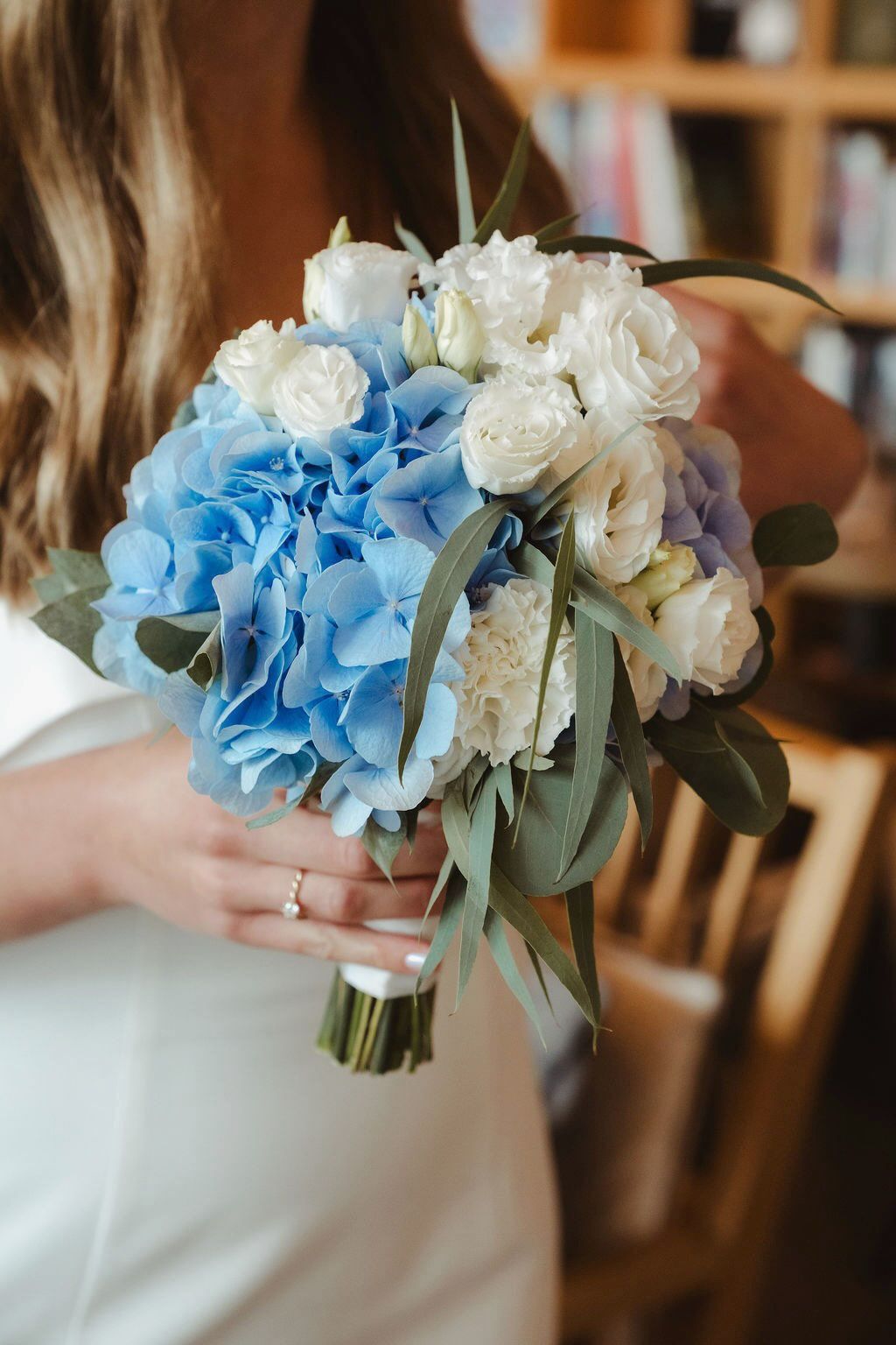 Brautstrauß mit blauen Hortensien und weißen Rosen als Hochzeitsfloristik