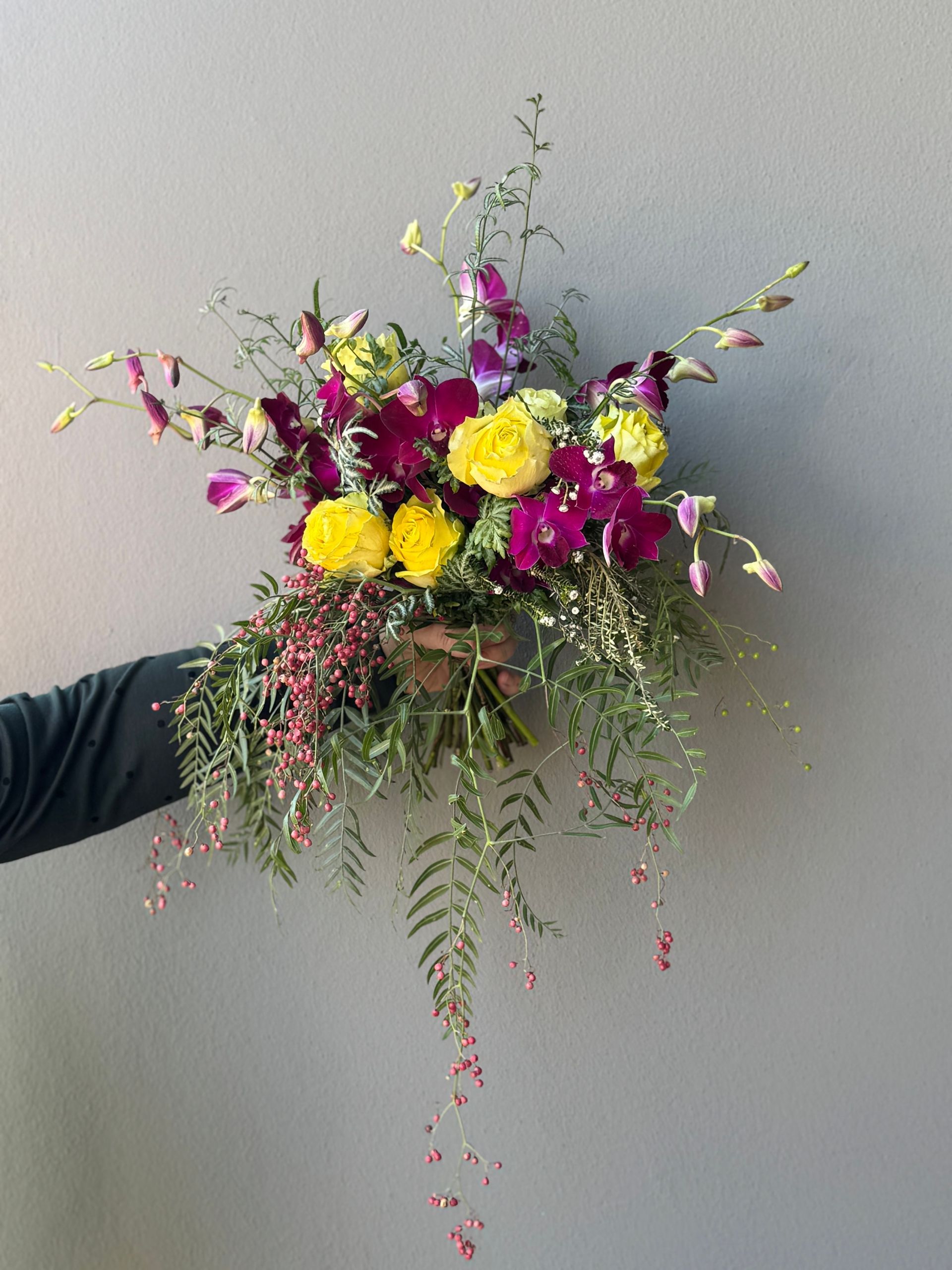 Moderner Blumenstrauß mit gelben und violetten Blüten, luftig gesteckt