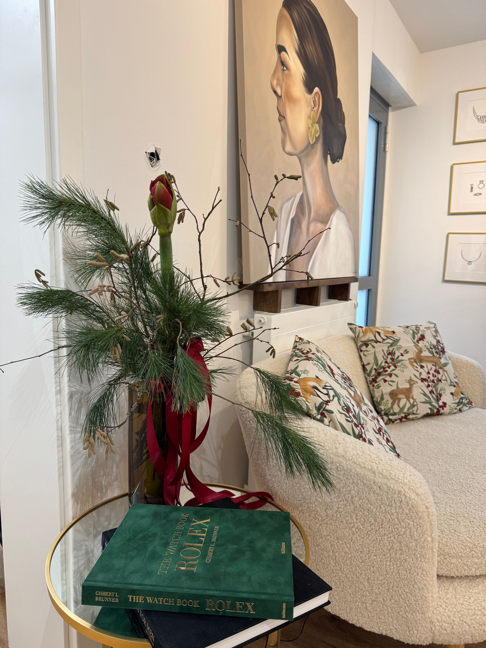 Innenraum mit Wandbild und floraler Dekoration, stilvolle Raumgestaltung