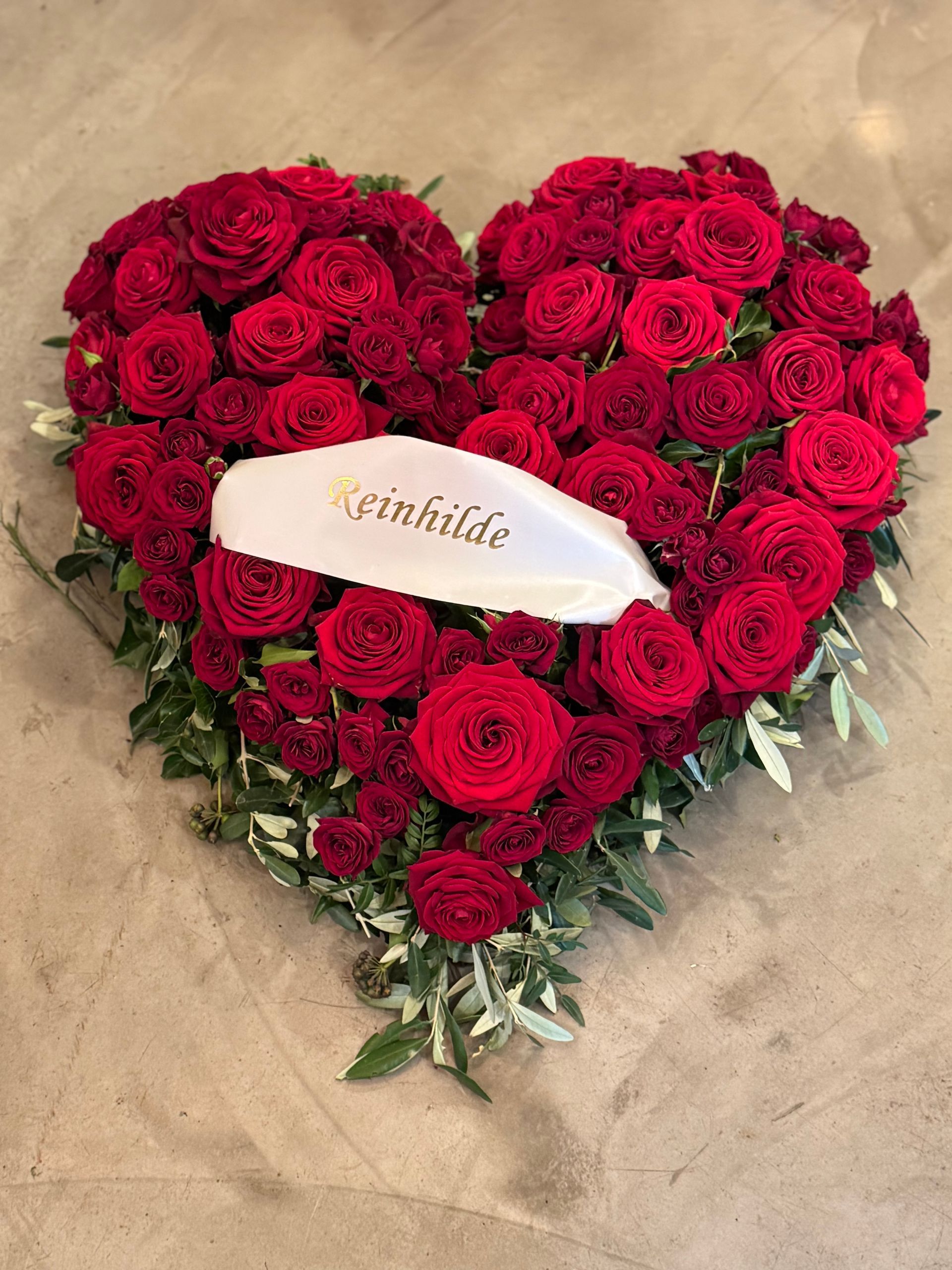 Herz aus roten Rosen mit Schleife, liebevoller Abschiedsgruß für Beerdigung