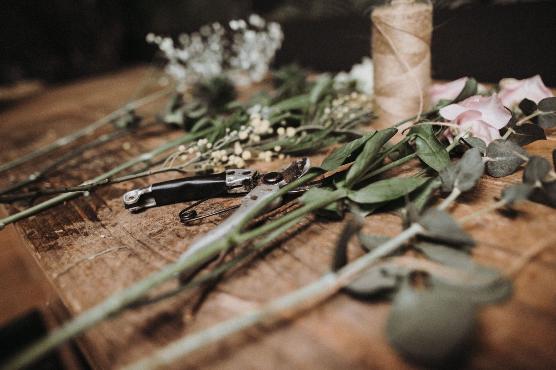 Werkbank mit Blumen und Werkzeug, Einblick in Floristik Handwerk