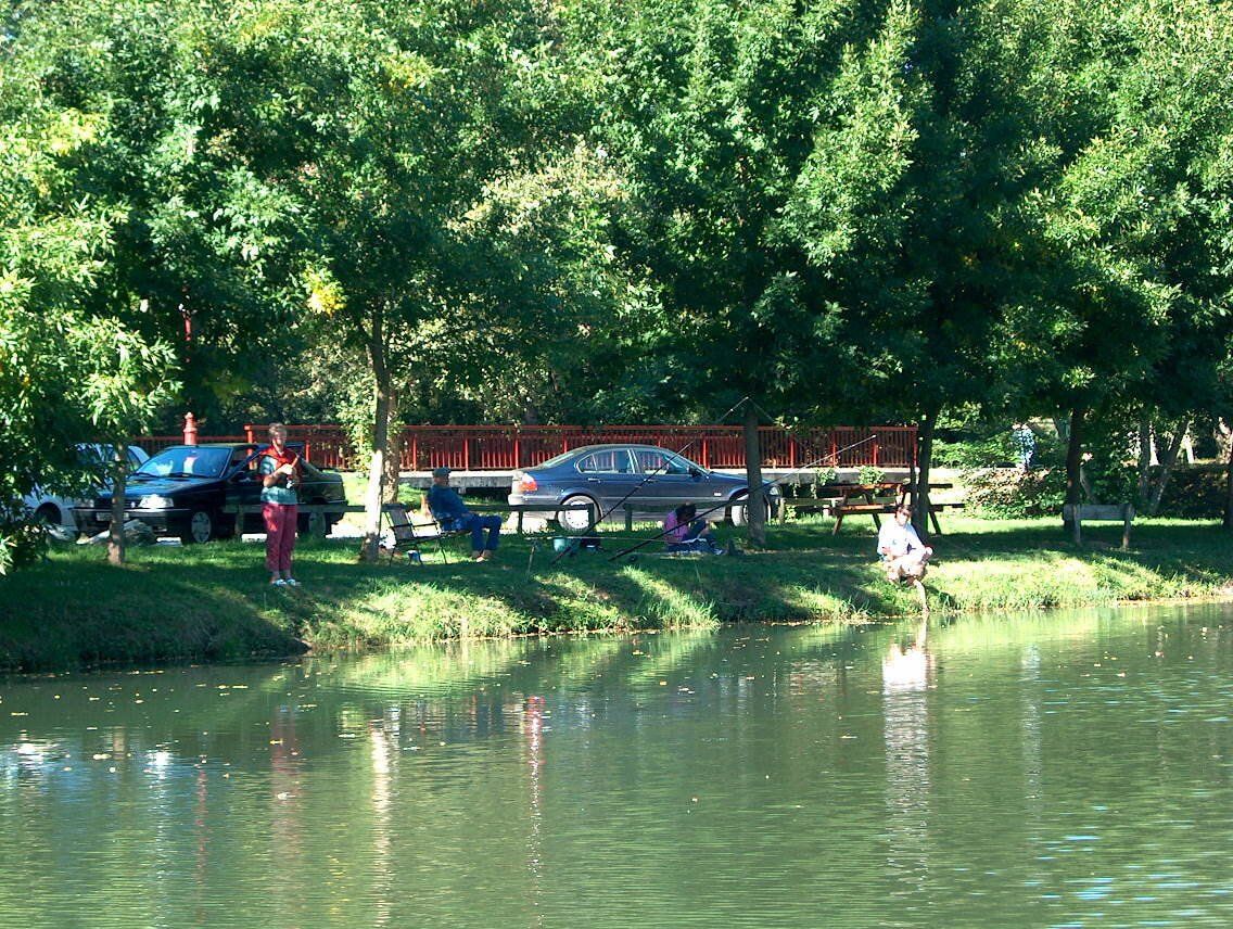 Plusieurs pêcheurs attendant