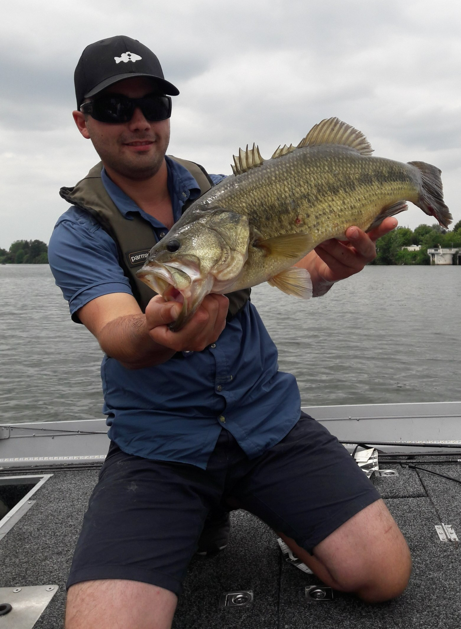 Pêcheur montrant sa prise