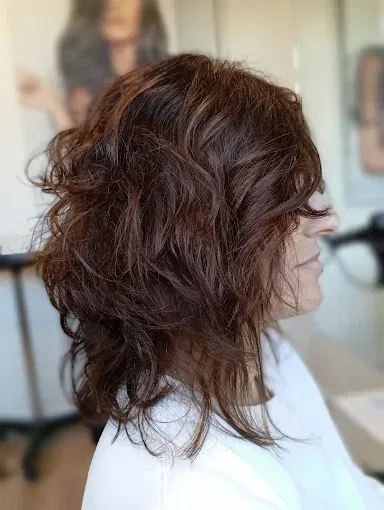 Una mujer se está cortando el pelo en una peluquería.