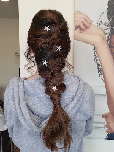 Una mujer se está cortando el pelo en la peluquería.