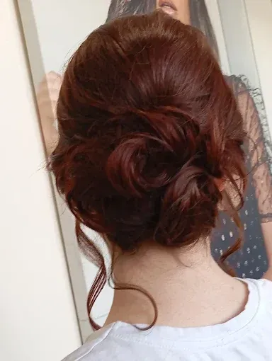 Una mujer se está peinando con un moño