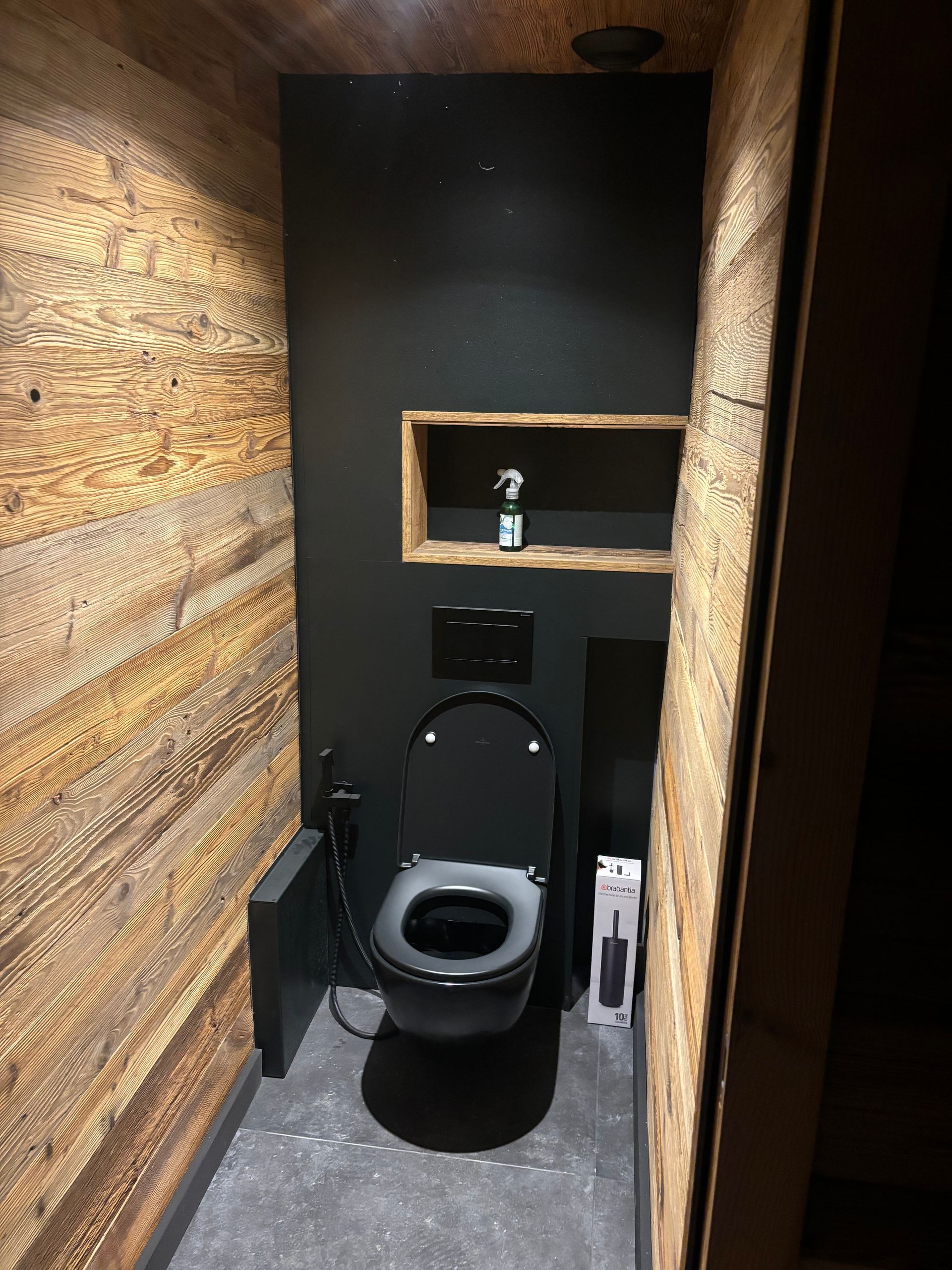 WC intégré dans une salle de bains