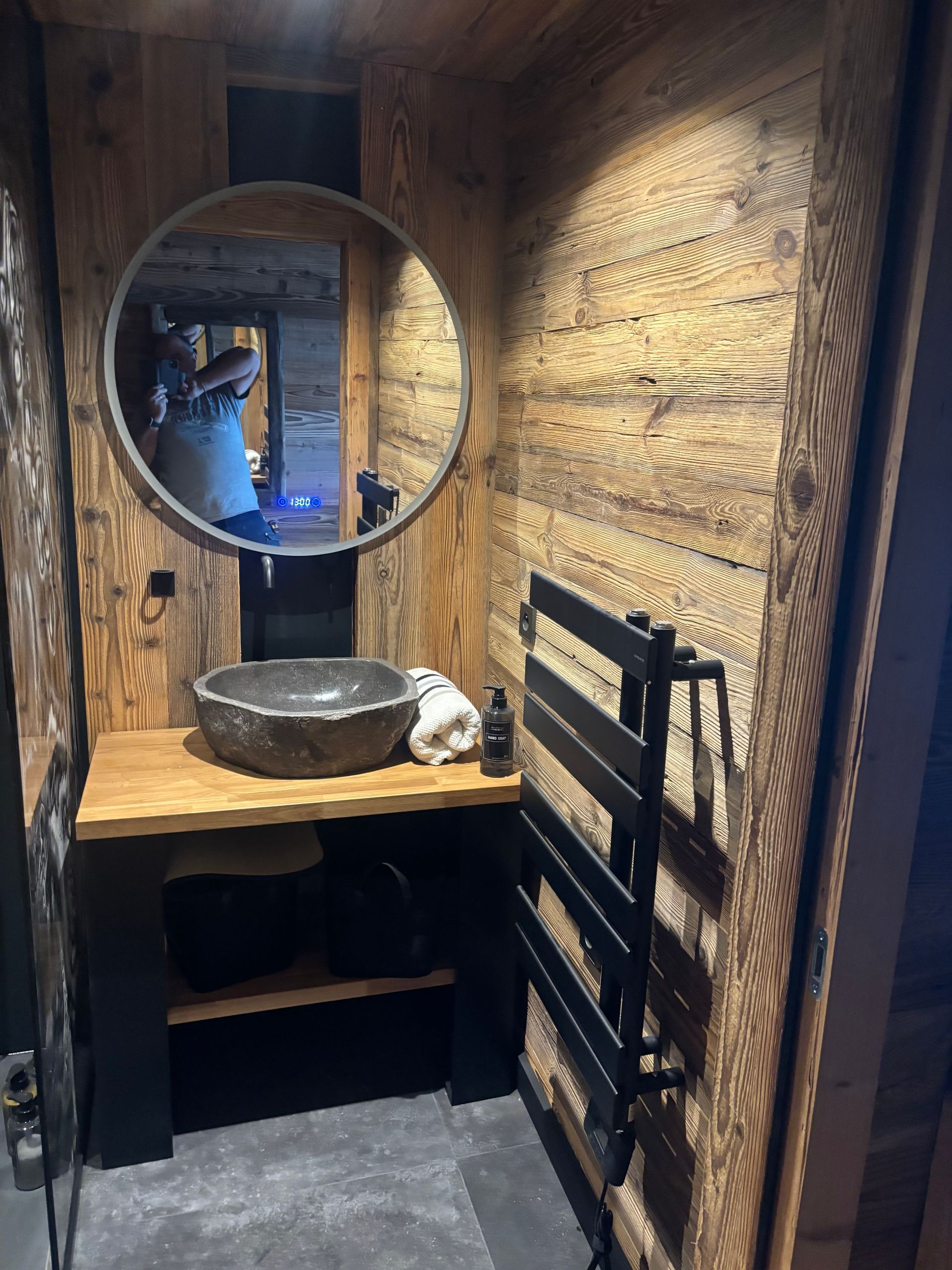 Salle de bains neuve avec miroir ambiance chalet moderne