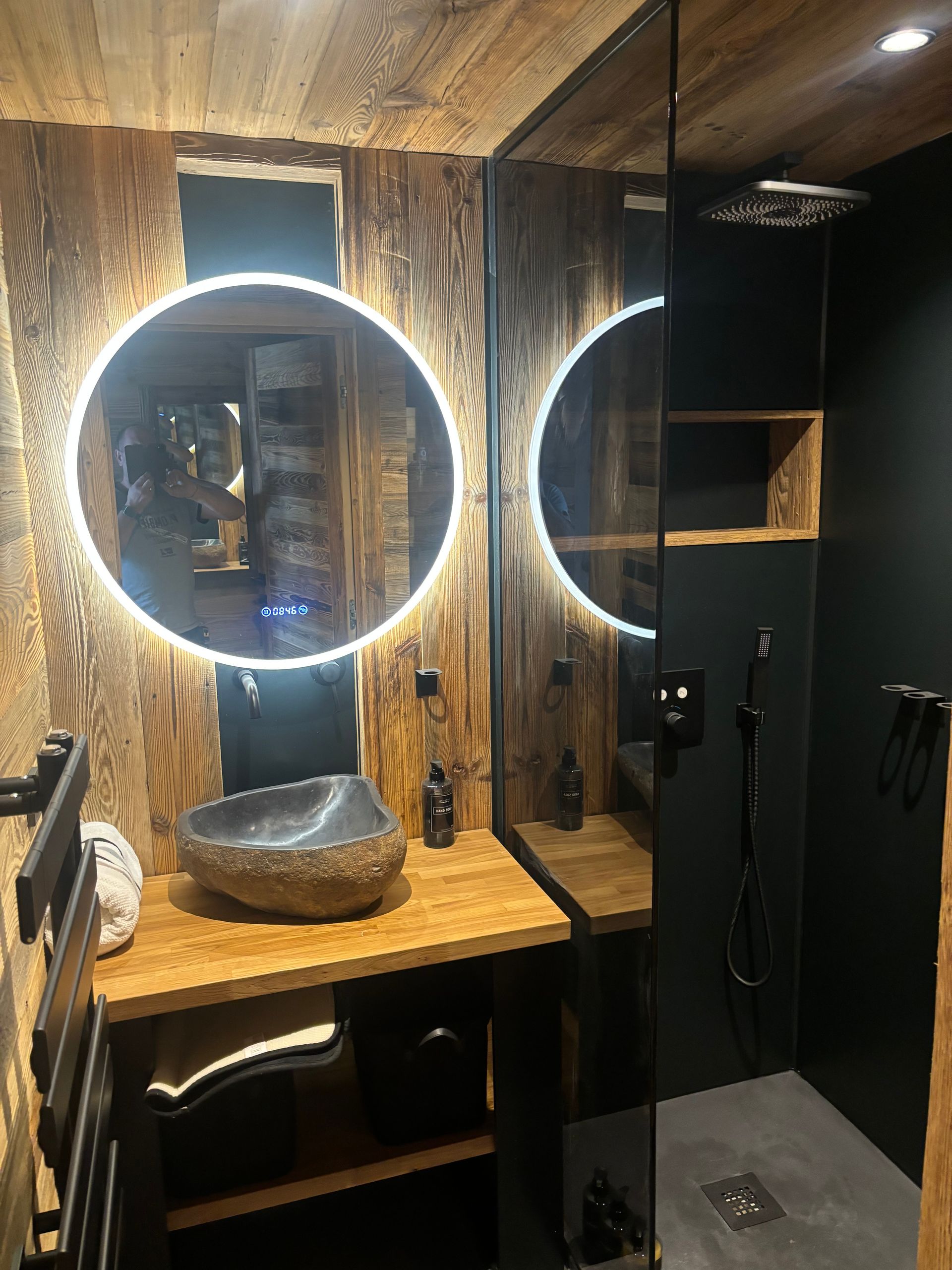Meuble vasque avec miroir dans une salle de bains avec ambiance noir et boir