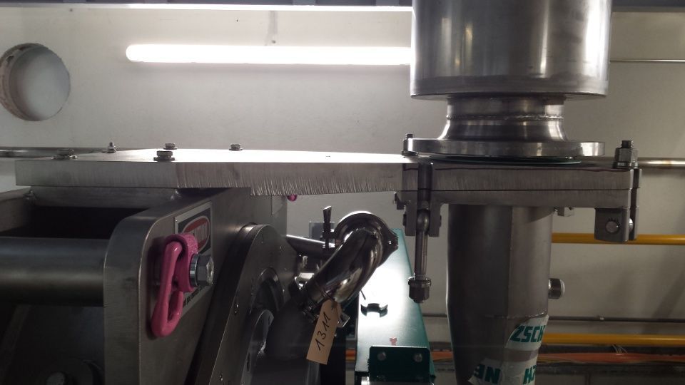 Machines industrielles avec composants argentés et roses.