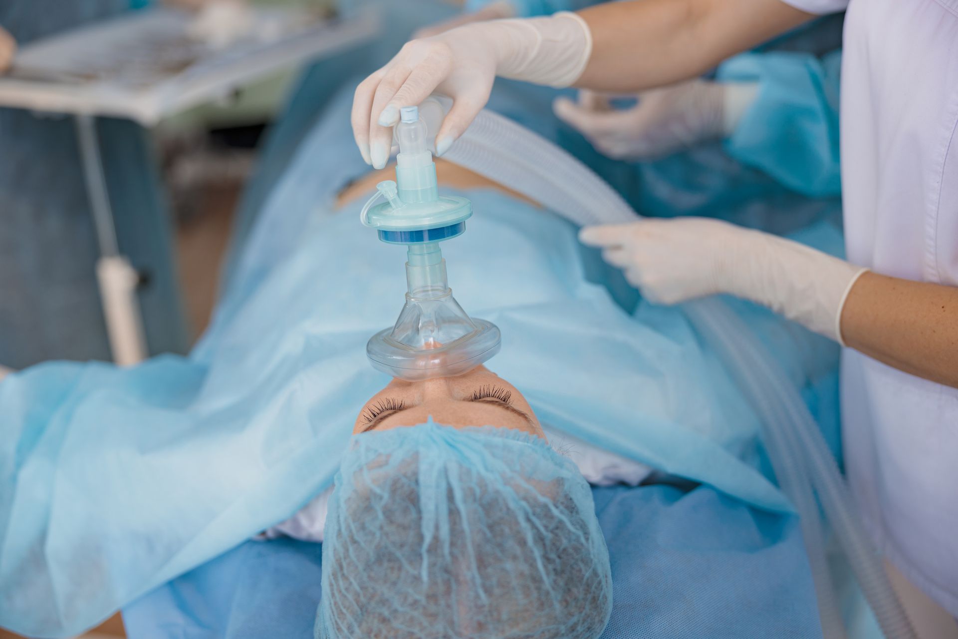 Eine Patientin wird mit einer Sauerstoffmaske behandelt