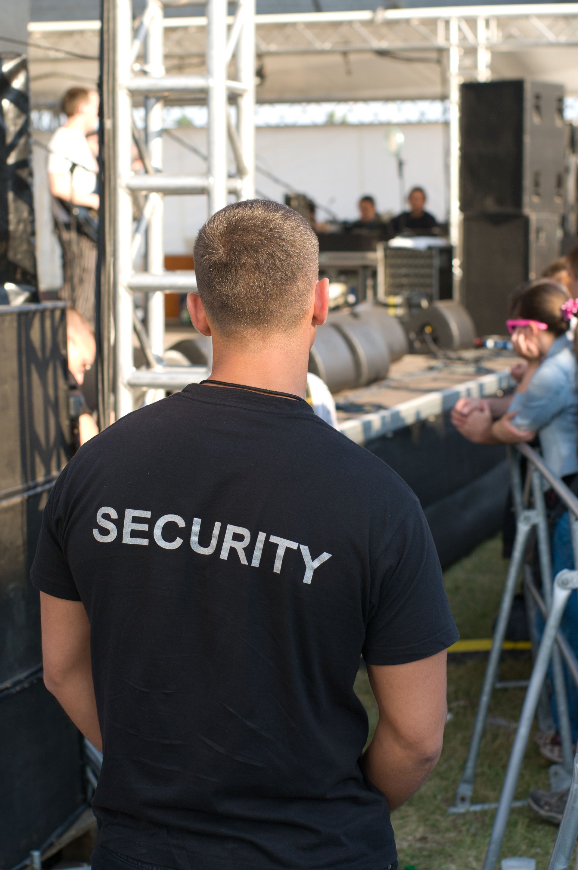 Agent de sécurité devant scène de concert