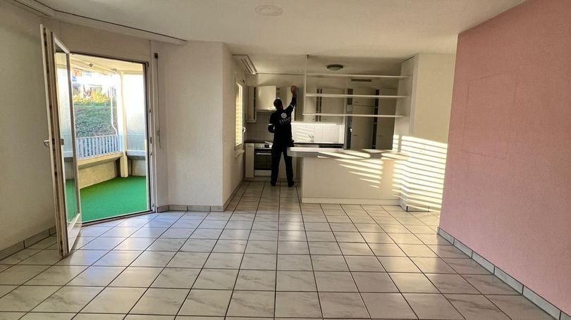Un gruppo di persone sta facendo yoga insieme in una palestra.