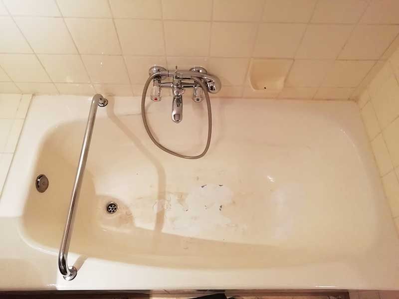 R. Panhans Badewannentechnik Erlangen | Reparatur von Emailleabplatzungen, unabhängig von Wannenfarbe und Schadensgröße. Oberflächenbearbeitung, sowie die Beseitigung von rauhen Stellen, Verfärbungen, Kratzern und Rost an Emaille- und Acrylwannen. Reparatur von Schlagstellen und Kratzern an Acrylwannen, ebenso wie Acryleinsätzen. Dauerelastische Fugen zwischen Wannen und Fliesen.