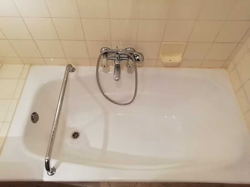 R. Panhans Badewannentechnik Erlangen | Reparatur von Emailleabplatzungen, unabhängig von Wannenfarbe und Schadensgröße. Oberflächenbearbeitung, sowie die Beseitigung von rauhen Stellen, Verfärbungen, Kratzern und Rost an Emaille- und Acrylwannen. Reparatur von Schlagstellen und Kratzern an Acrylwannen, ebenso wie Acryleinsätzen. Dauerelastische Fugen zwischen Wannen und Fliesen.