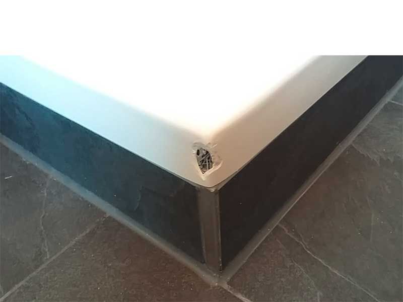 R. Panhans Badewannentechnik Erlangen | Reparatur von Emailleabplatzungen, unabhängig von Wannenfarbe und Schadensgröße. Oberflächenbearbeitung, sowie die Beseitigung von rauhen Stellen, Verfärbungen, Kratzern und Rost an Emaille- und Acrylwannen. Reparatur von Schlagstellen und Kratzern an Acrylwannen, ebenso wie Acryleinsätzen. Dauerelastische Fugen zwischen Wannen und Fliesen.