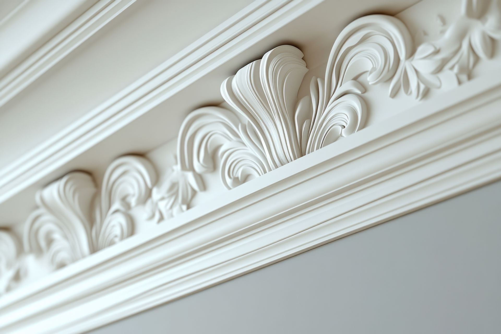 Moulures de plafond blanches ornées de détails décoratifs floraux en plâtre