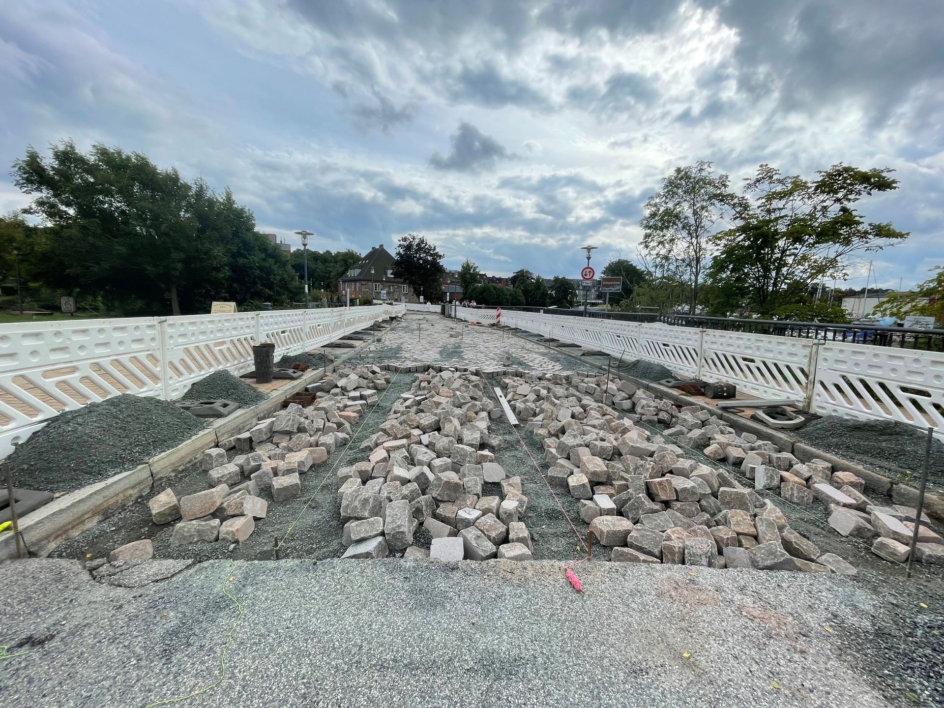 Eine Gruppe von Baufahrzeugen parkt auf einem Feld.