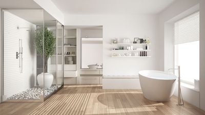 Baño blanco moderno con ducha de cristal, bañera profunda, estanterías y una gran ventana.