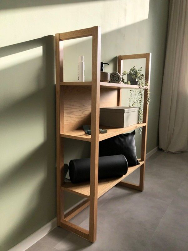 Offenes Holzregal mit drei Fächern